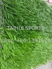 Rumput buatan 50mm untuk bola sepak Rumput ramah lingkungan Penyerapan kejut yang sangat baik