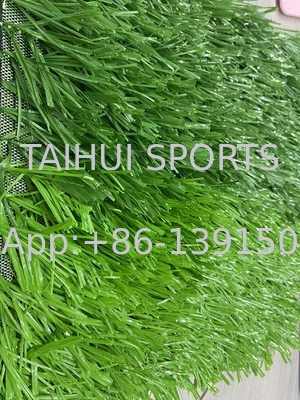 Rumput buatan 50mm untuk bola sepak Rumput ramah lingkungan Penyerapan kejut yang sangat baik