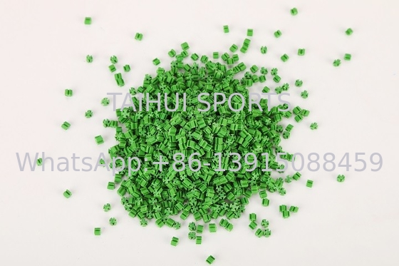 Tumpukan karet rumput hijau 1.3g/Cm3 tahan UV untuk lapangan olahraga rumput buatan